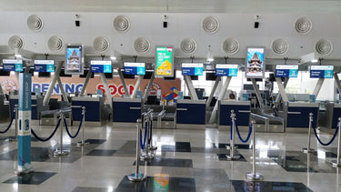 Check-in-Schalter am Flughafen mit Baggage Drop für Aufgabegepäck