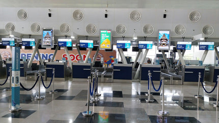 Check-in-Schalter am Flughafen mit Baggage Drop für Aufgabegepäck