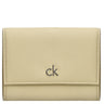 Calvin Klein RE-Lock Medium Trifold - Gelbörse 3cc 13 cm (parsnip)