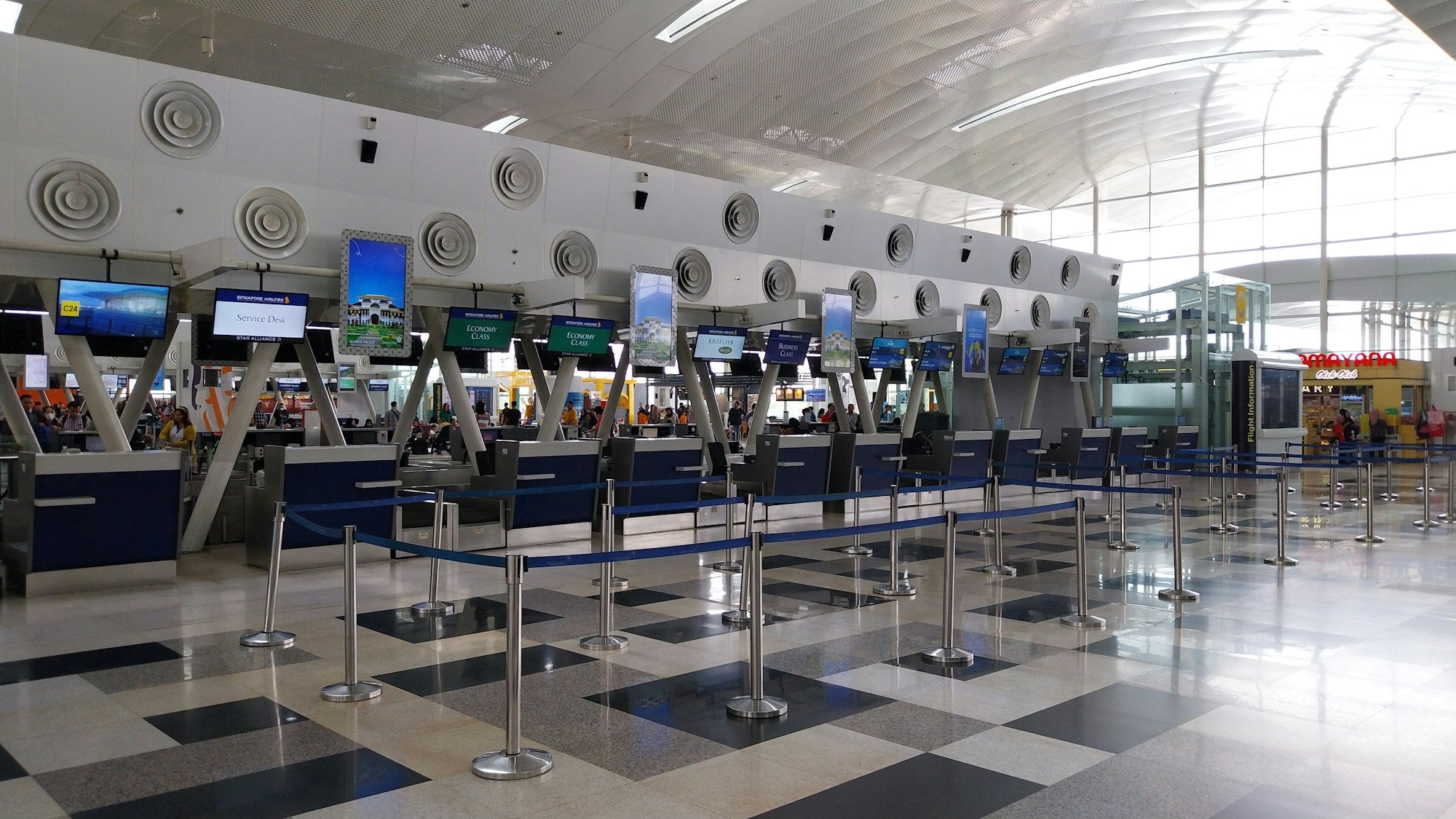 Moderne Check-in-Halle mit Countern und Boarding-Bereich am Flughafen - Ablauf vom Check-in bis Boarding