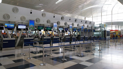 Moderne Check-in-Halle mit Countern und Boarding-Bereich am Flughafen - Ablauf vom Check-in bis Boarding