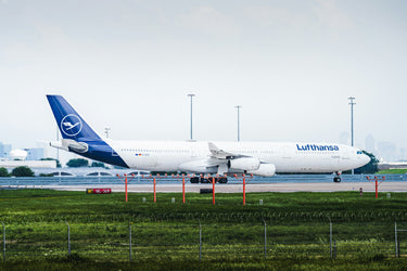 Lufthansa Airbus A340 auf dem Rollfeld - Lufthansa Handgepäck-Regeln & Tarife 2026