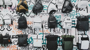 Verschiedene Rucksackarten an einer urbanen Wand - Alltag, Reise und Wandern im Vergleich