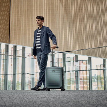 Victorinox Airox Advanced Global Carry On - 4-Rollen-Kabinentrolley 55 cm erw. (storm)