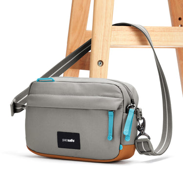 pacsafe GO Crossbody - Umhängetasche 24 cm (stone) - Ansicht 6