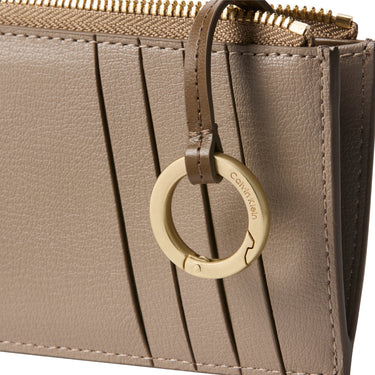 Calvin Klein Emblem AOP Top Zip - Kreditkartenetui 4cc 13 cm (desert taupe aop) - Ansicht 4