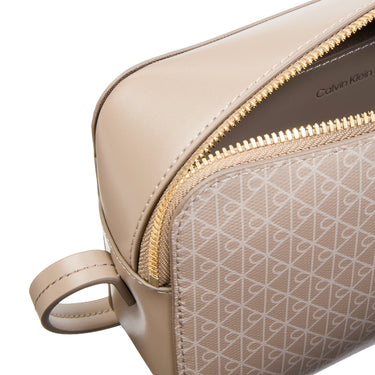 Calvin Klein Emblem - Umhängetasche 21 cm (desert taupe aop) - Ansicht 3