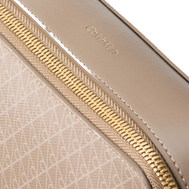Calvin Klein Emblem - Umhängetasche 21 cm (desert taupe aop) - Ansicht 4