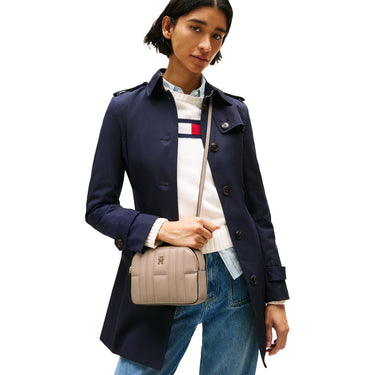 Tommy Hilfiger Feminine Camera - Umhängetasche 20 cm (costal taupe) - Ansicht 5
